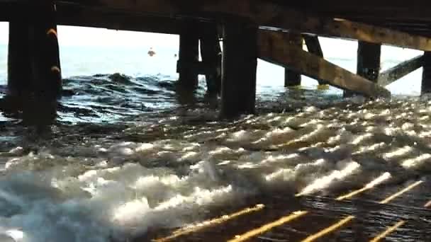 Burzliwe Fale Morzu Odbijają Się Molo Woda Uderza Drewniane Stosy — Wideo stockowe