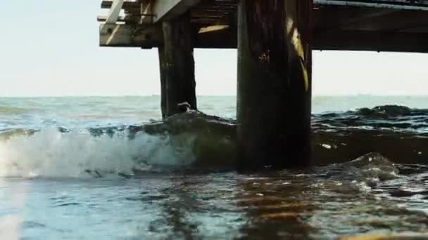 Turbulente Golven Zee Weerkaatsen Van Pier Water Raakt Houten Palen — Stockvideo