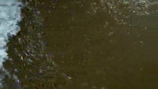 Вид Берег Моря Пена Воды Выливается Песок Песок Воду Побережье — стоковое видео