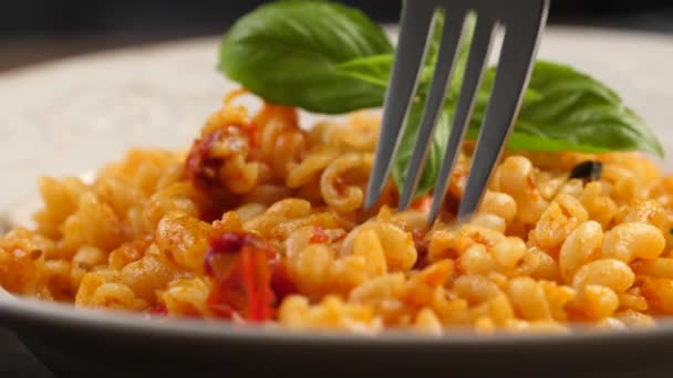 Steek Een Vork Pasta Tomatensaus Gegarneerd Met Verse Basilicum Bladeren — Stockvideo