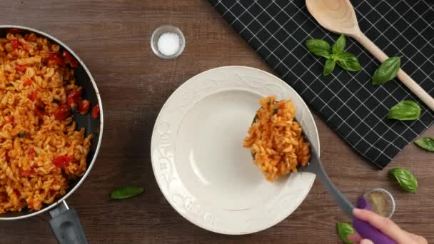 Felül Lefelé Lövés Konyhai Eszköz Spatula Üzembe Krémes Fusilli Tészta — Stock videók