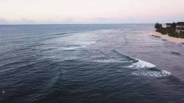 Drone Shot Panning Nad Surfers Wodzie Północnym Wybrzeżu Oahu Hawaje — Wideo stockowe