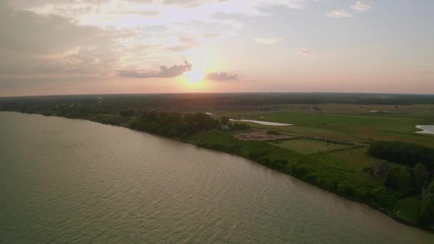 Drone Vuela Sobre Lago Erie Frente Puesta Sol Cabañas Suburbios — Vídeos de Stock