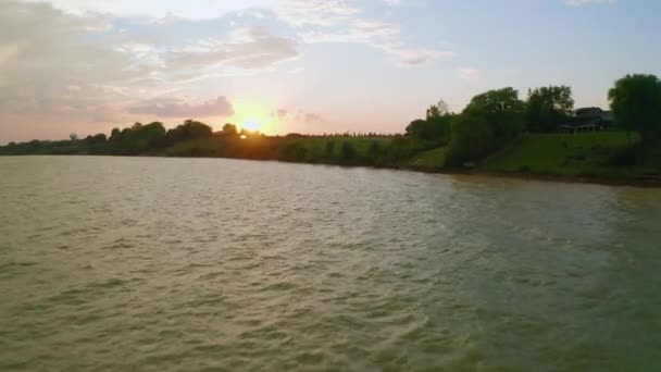 Drone Eleva Desde Sobre Agua Para Revelar Los Campos Sitio — Vídeo de stock
