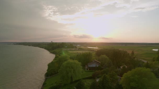 Drone Uitzicht Zonsondergang Huisjes Als Vogels Vliegen Door Met Groene — Stockvideo