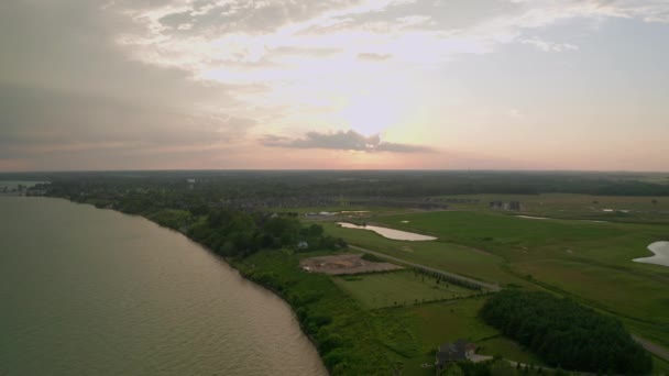 Breed Drone Uitzicht Zonsondergang Huisjes Velden Buitenwijken Buurt Van Het — Stockvideo