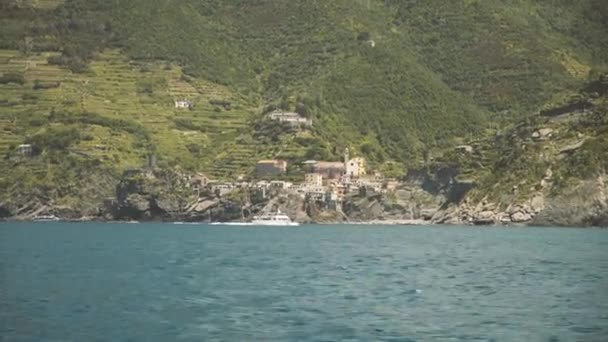 Широкий Знімок Vernazza Яскравого Міста Cinque Terre Італії Пором Проходив — стокове відео