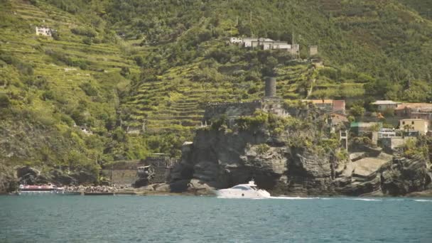 Sunny Vernazza Cinque Terre Drága Jachttal Széles Lövés Egy Hajóról — Stock videók