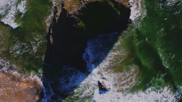 Luchtfoto Stijgt Direct Boven Oceaanrots Golfpatronen Texturen — Stockvideo