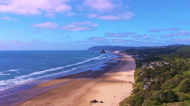 Letecký Pohled Bílou Pláž Oceánské Vlny Pobřeží Haystack Rock — Stock video