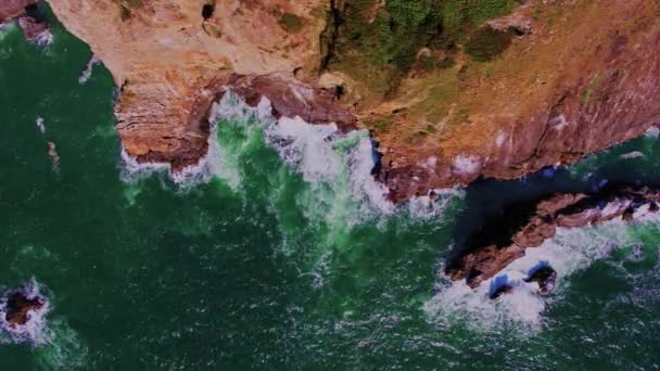 Повітря Літає Над Крутими Океанськими Скелями Ламаючи Хвилі Скелі — стокове відео