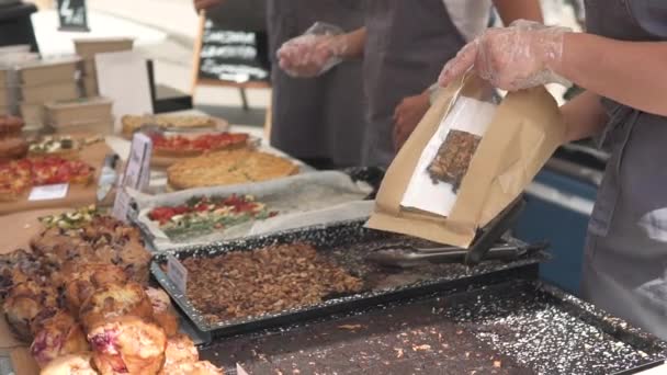 Uma Mulher Coloca Comida Recipiente Festival Comida Nas Ruas Cidade — Vídeo de Stock