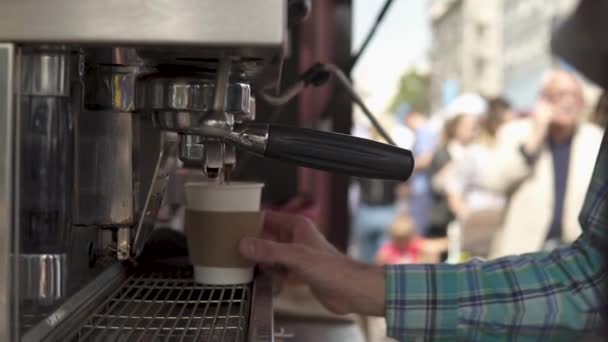 男は路上でコーヒーを作る携帯のバーテンダーは仕事をする — ストック動画