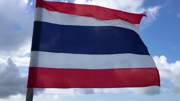 Thajská Vlajka Vlajkový Stožár Vlající Větru Proti Modré Obloze Oblačnému — Stock video