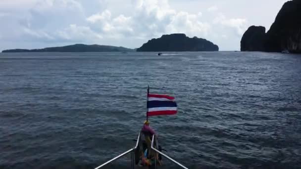Drapeau Thaïlandais Soufflant Dans Vent Sur Proue Avant Bateau Près — Video