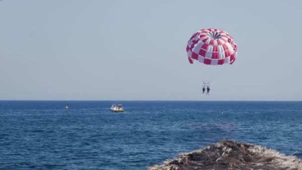 Parasailing Pareja Barco Que Aterriza Océano Por Isla Santorini Playa — Vídeo de stock
