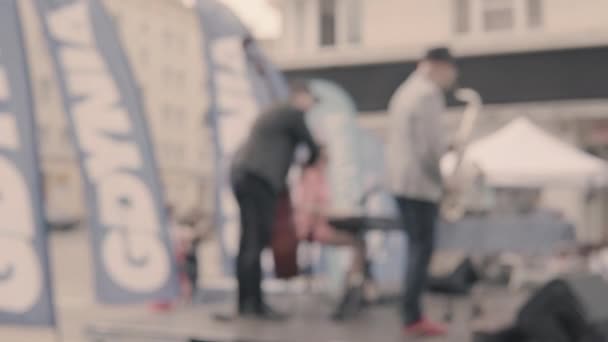 Verschwommene Band Spielt Ihre Musik Auf Der Straße Mann Spielt — Stockvideo