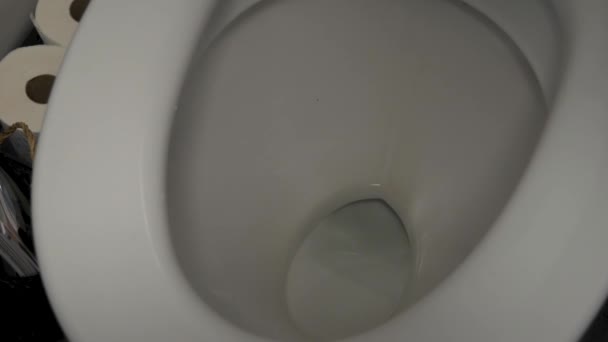 现代浴室冲洗水厕马桶的高角闭合 — 图库视频影像