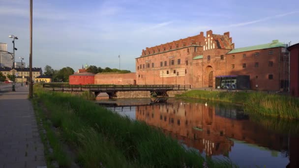 在夏天的傍晚 潘宁拍摄的照片展示了护城河和马尔默古堡 背景是新的天际线 — 图库视频影像