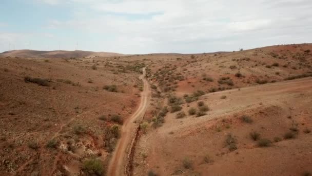 Aerial Drone Tiro Seguindo Uma Pista Empoeirada Outback Apenas Fora — Vídeo de Stock