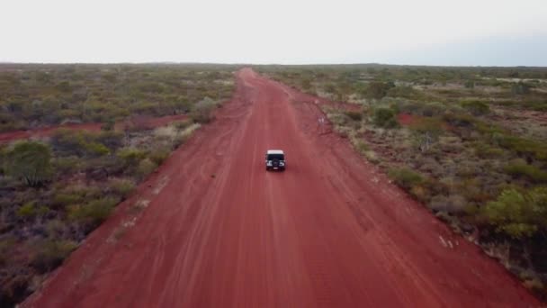 Aerial Drone Strzał Śledzenie Pojazdu Solo Jazdy Czerwonym Torze Brudu — Wideo stockowe