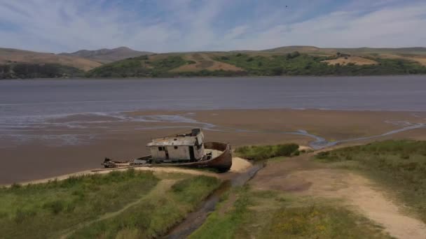 Drone Cirkelt Rond Oude Schipbreuk Bij Point Reyes Californië Overdag — Stockvideo