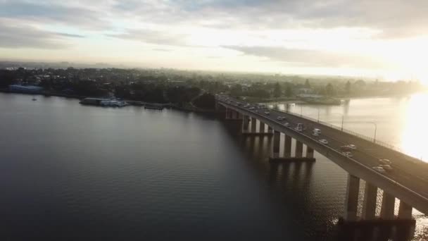 Lotnictwo Drone Zastrzelił Następujące Samochody Jadąc Przez Most Kierunku Miasta — Wideo stockowe
