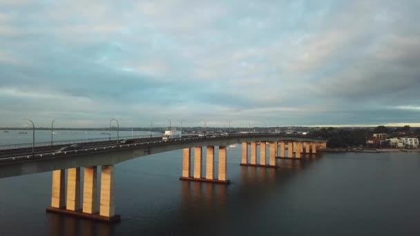 シドニー オーストラリアの朝ラッシュ時に通勤中に大きな橋を渡ってトラフィックの運転を明らかにするためにゆっくりと上昇したドローンショット — ストック動画