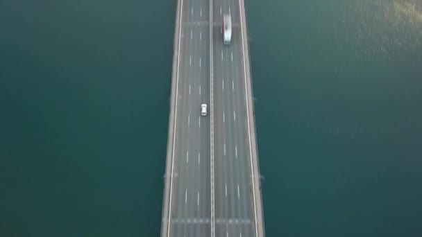 Aerial Dron Lotu Ptaka Nad Mostem Podąża Samochodem Jadącym Kierunku — Wideo stockowe