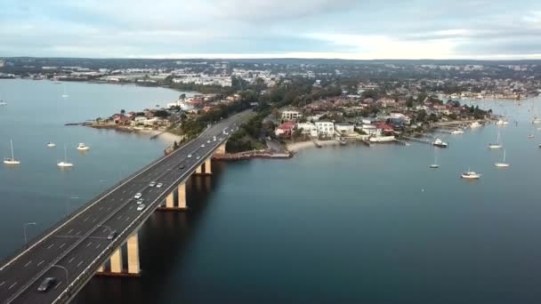 Aérea Drone Disparo Seguimiento Coches Que Conducen Través Puente Hacia — Vídeo de stock