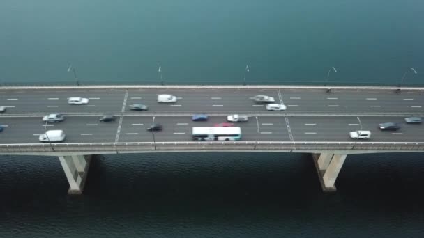 在新南威尔士州悉尼驾驶的车辆驶过库克船长桥的固定无人驾驶飞机射击 — 图库视频影像