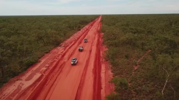 Повітряне Дрони Відстежують Три Автомобілі 4Х4 Возять Конвой Червоній Ґрунтовій — стокове відео