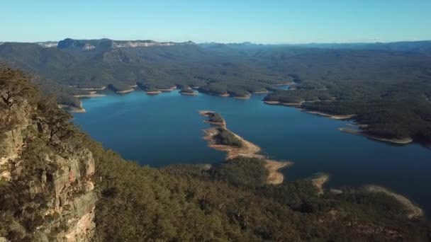 Antena Drone Strzelił Powoli Śledząc Wzdłuż Skalistej Góry Kierunku Dużego — Wideo stockowe