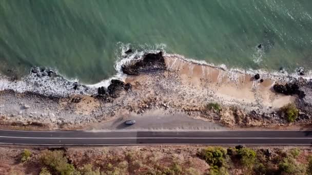 鸟瞰向下看汽车沿着靠近大海的库克船长高速公路行驶 在凯恩斯和道格拉斯港之间 远北昆士兰州 — 图库视频影像
