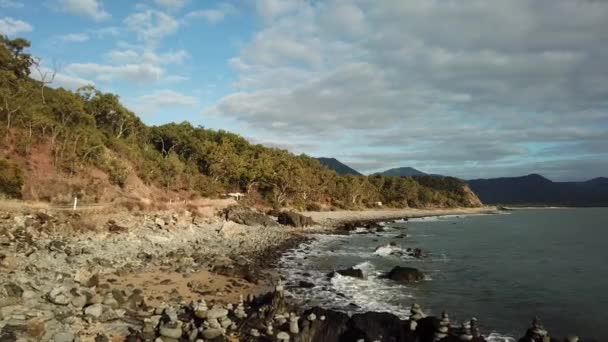 Luftaufnahme Tieffliegende Drohnenspuren Entlang Der Küste Als Eine Karawane Auf — Stockvideo
