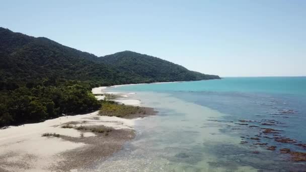 Aerial Pelacakan Drone Sepanjang Garis Pantai Menakjubkan Pantai Pasir Putih — Stok Video