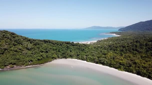 在遥远的昆士兰州北部 无人机在碧绿的海洋和迷人的白色沙滩上前行 — 图库视频影像