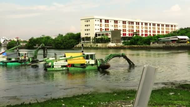 浚渫船は フィリピンの西部ビサヤ州イロイロ川で清掃とメンテナンス作業を行っています — ストック動画