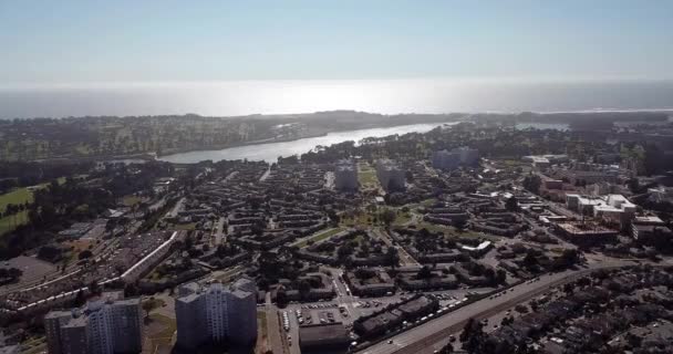 Luchtfoto Van Huizen Snelweg Auto Zonsondergang Schemering — Stockvideo