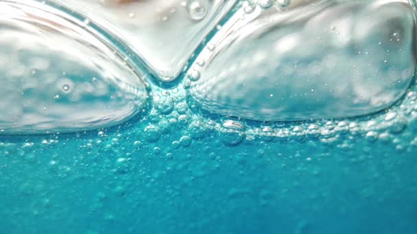 蓝色液体流动和生长过程中肥皂泡宏观视图 — 图库视频影像
