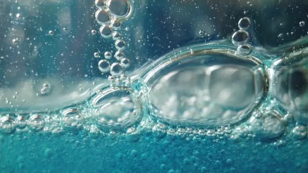 Petites Grandes Bulles Tombent Lentement Dans Liquide Bleu Fond Fluide — Video