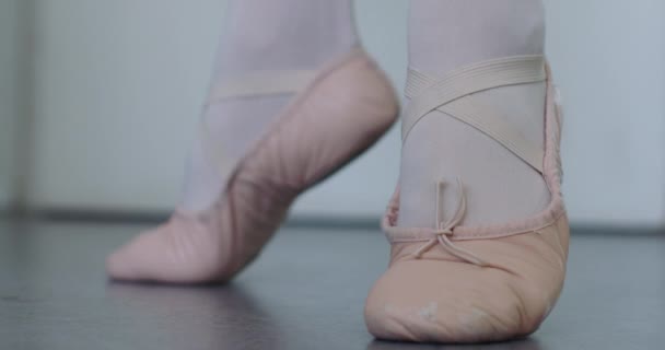 Una Ballerina Riscaldamento Del Piede — Video Stock