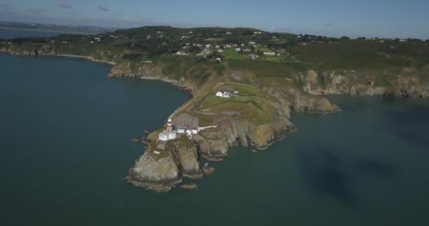 アイルランドのハウスにある崖の上の美しいベイリー灯台の空中写真 — ストック動画