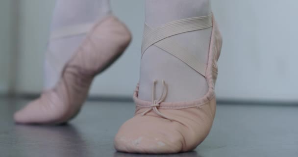 Ballerina Gör Fot Uppvärmning — Stockvideo