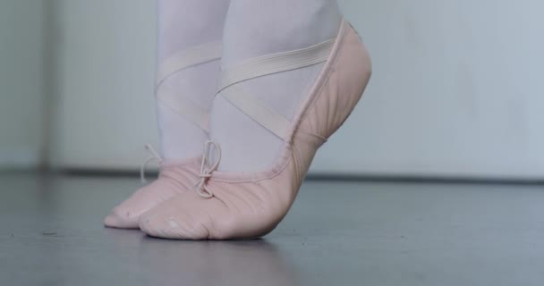 Eine Ballerina Macht Ein Fuß Warm — Stockvideo