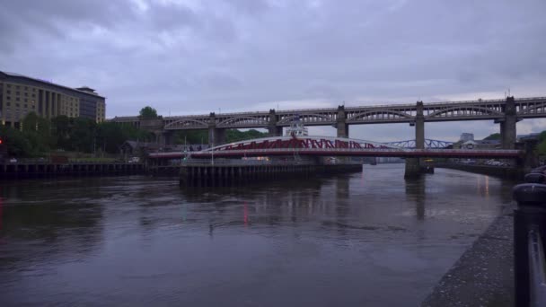 Newcastle Tyne Histórica Ponte Swing Ponte Alto Nível Uma Noite — Vídeo de Stock