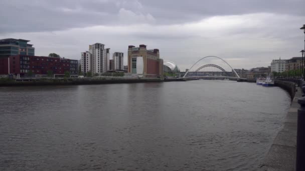 Vista Tranquila Ampla Cais Histórico Newcastle Tyne Com Seus Modernos — Vídeo de Stock