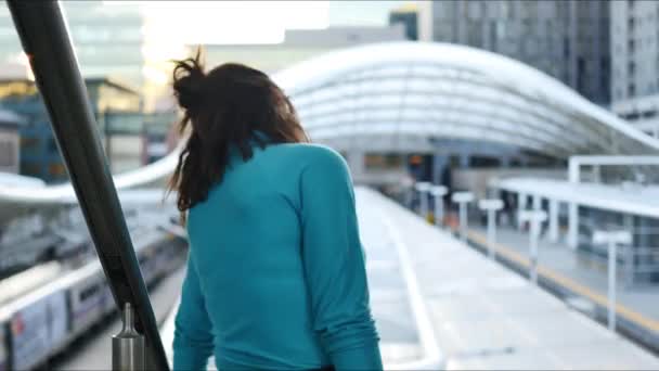 Сумна Жінка Станції Денвер Юніон Повертає Спускається Сходах — стокове відео