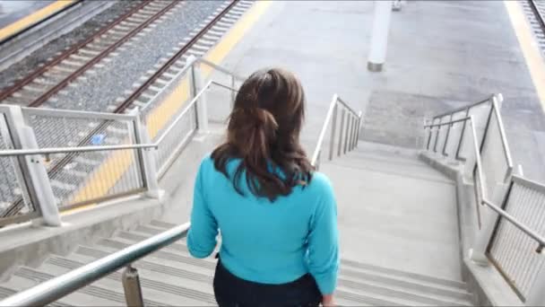Kobieta Niebieskim Idzie Schodach Dworzec Potrząsa Głową — Wideo stockowe