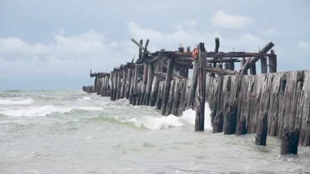 Малі Морські Хвилі Дряпаються Старому Мосту Залишки — стокове відео